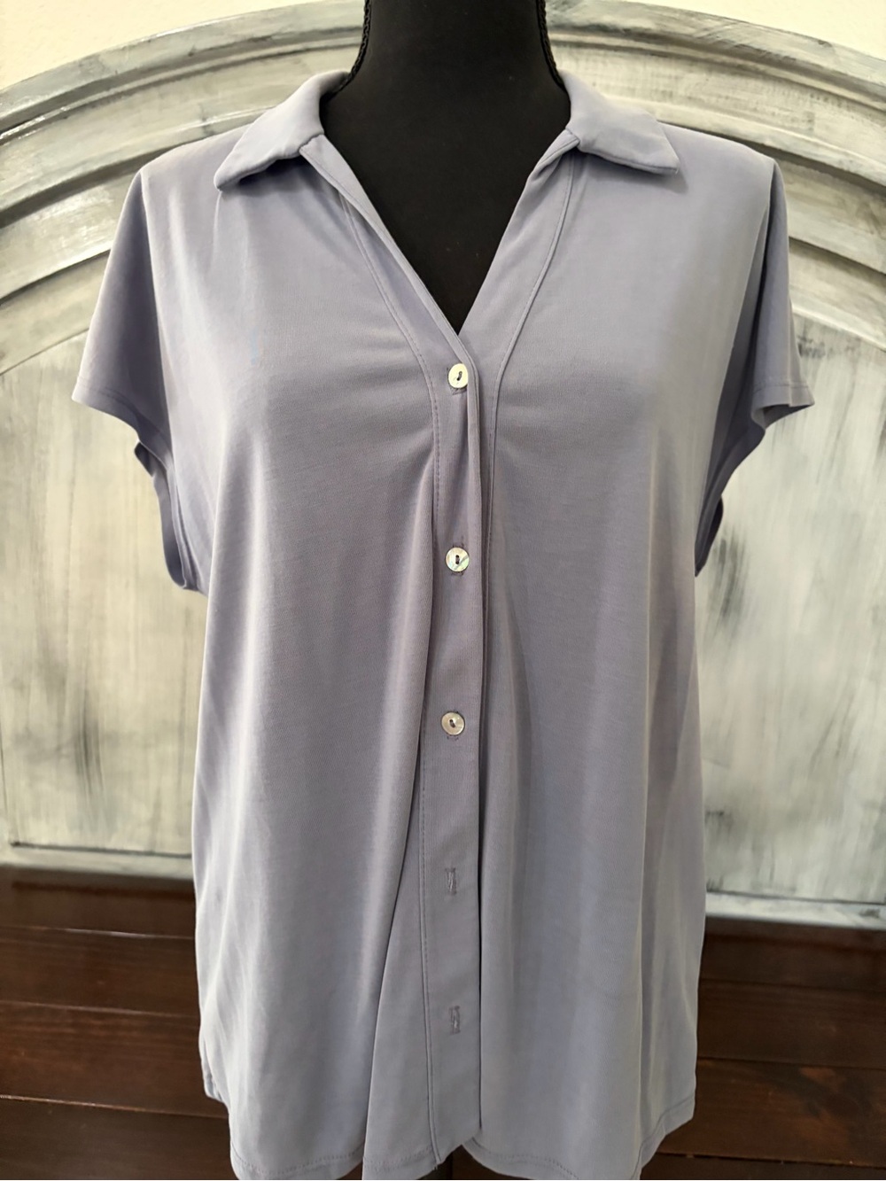 Green Envelope Short-Sleeve Button Down Top in Dusty Lavender